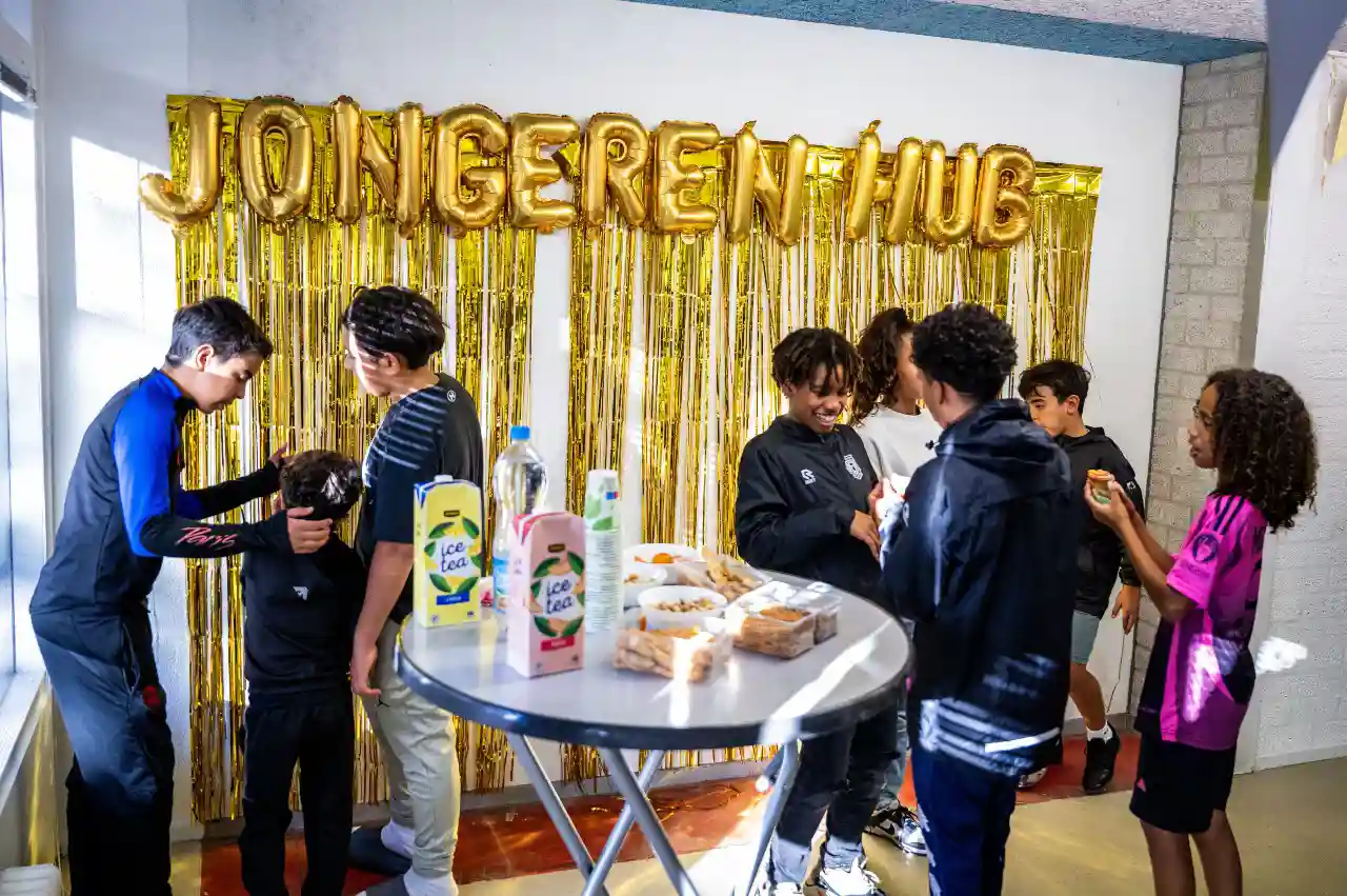 Wat Zijn De Uitdagingen Bij Het Opzetten Van Een Jongerenhub