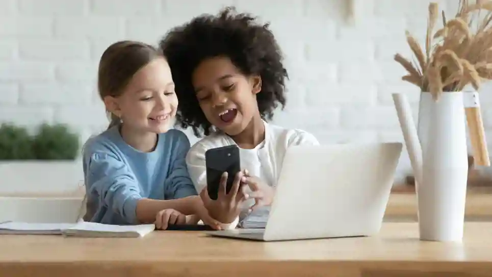 gro-up kinderen smartphone en laptop