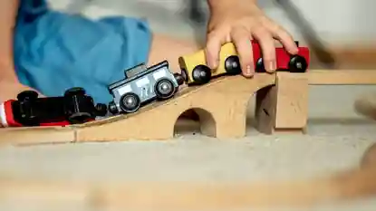 gro-up kinderen peuter speelt met trein