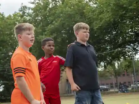 gro-up kinderen op voetbalveld gro-up kinderen op voetbalveld