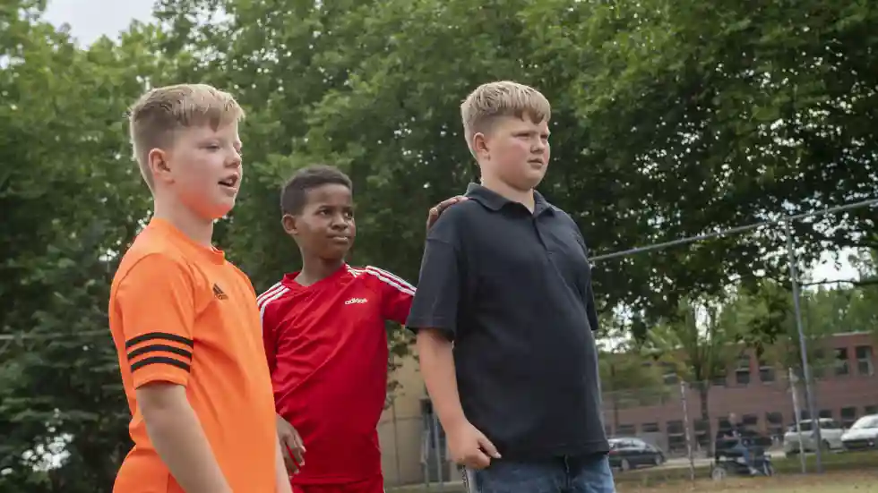 gro-up kinderen op voetbalveld