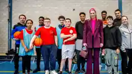 gro-up jeugd met Maxima gro-up Maxima op de foto met Goudse jeugd