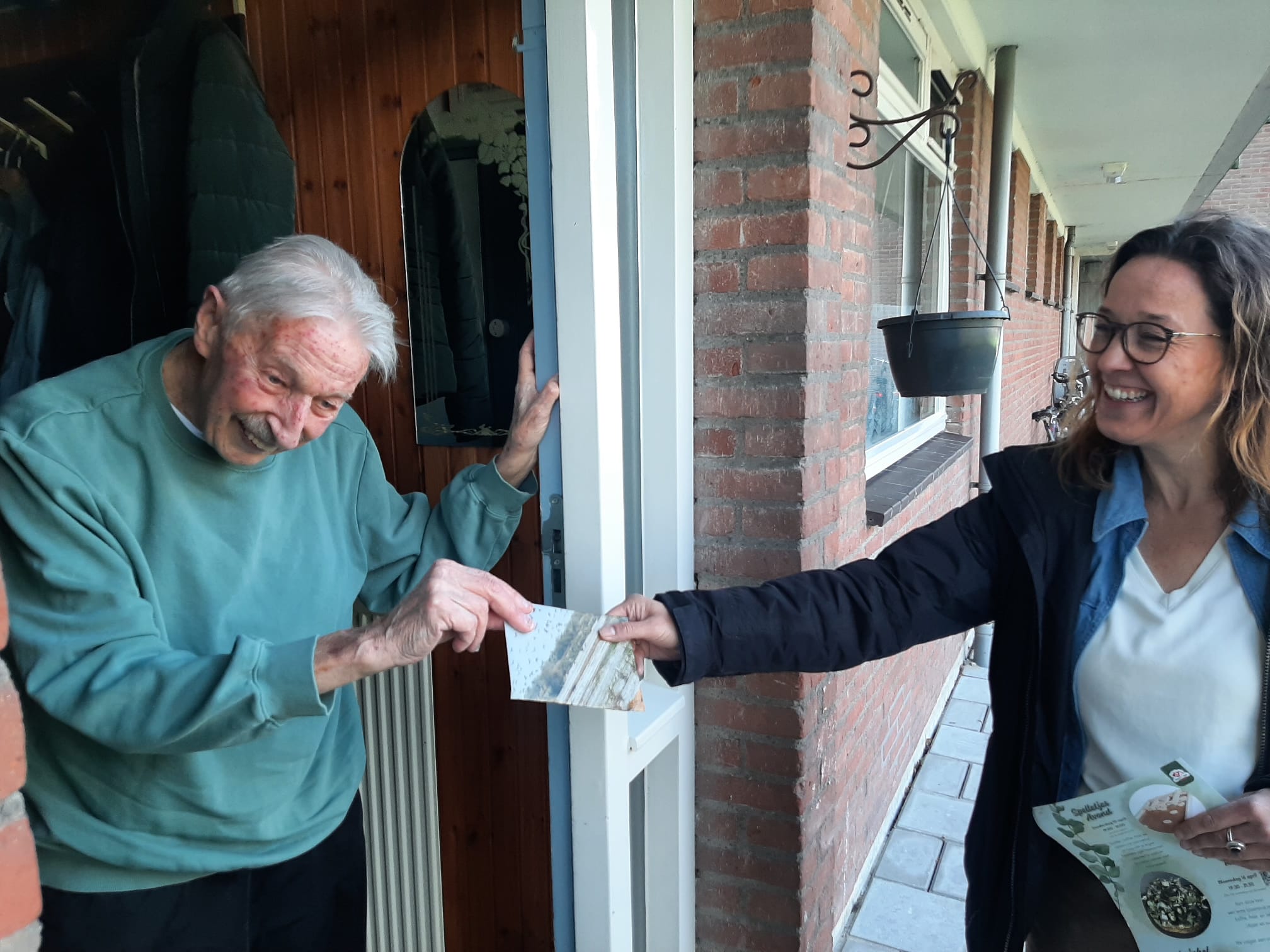 Een buurtverbinder bezoekt een bewoner in Gouda