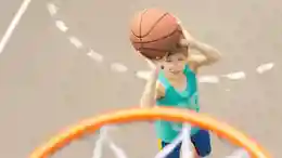 gro-up jongen gooit basketbal