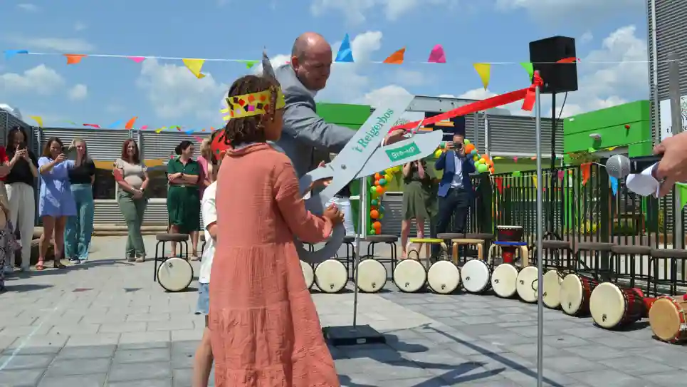 gro-up kinderen knippen lintje door bij de opening van het Kindcentrum gro-up kinderen knippen lintje door bij de opening van het Kindcentrum