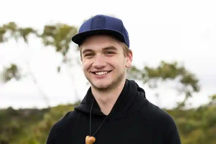 Lachende jongen met een pet