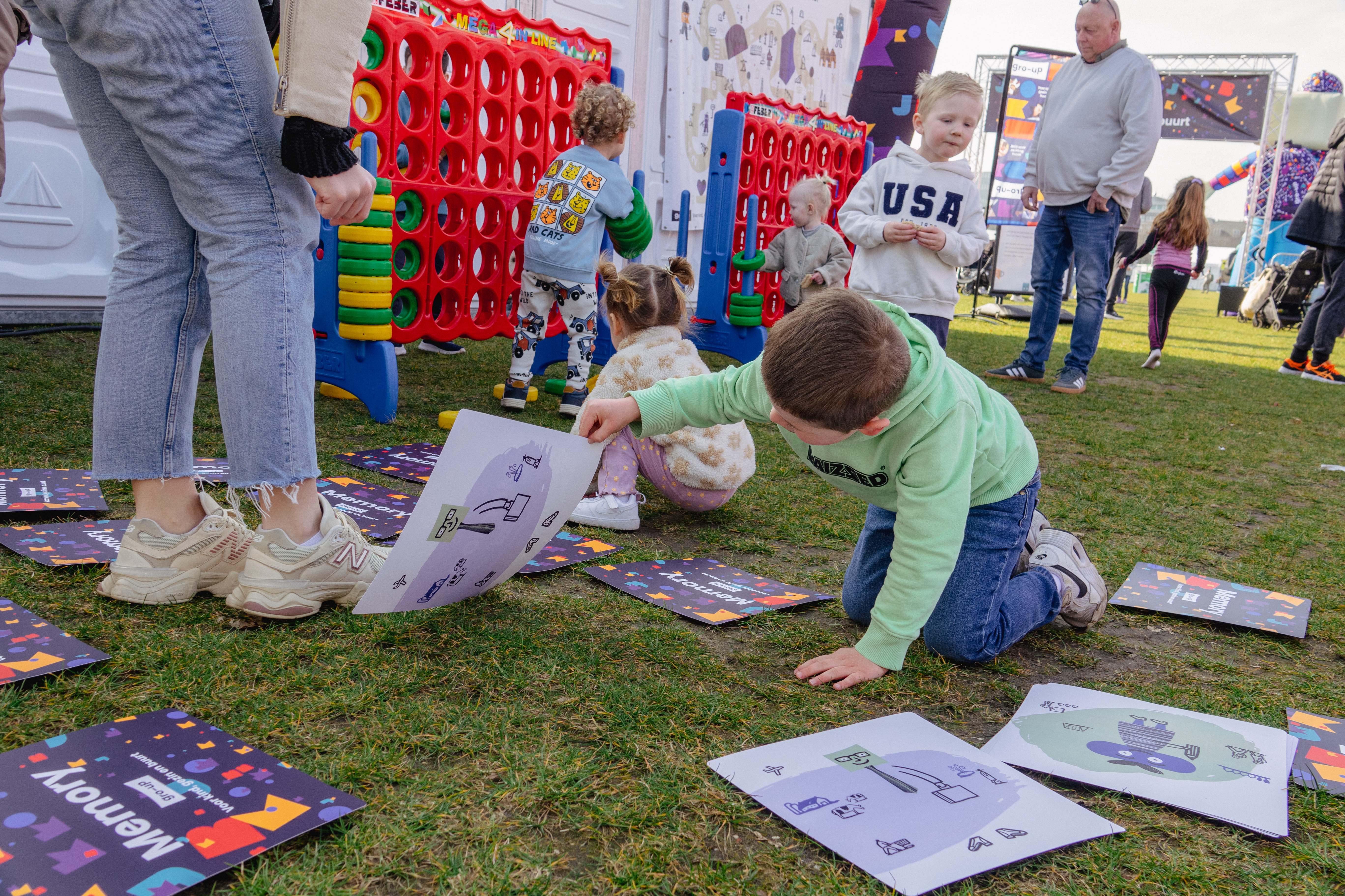 Een jongen speelt memory bij de kids corner tijdens de gro-up Jeugdlopen van de CPC Loop Den Haag