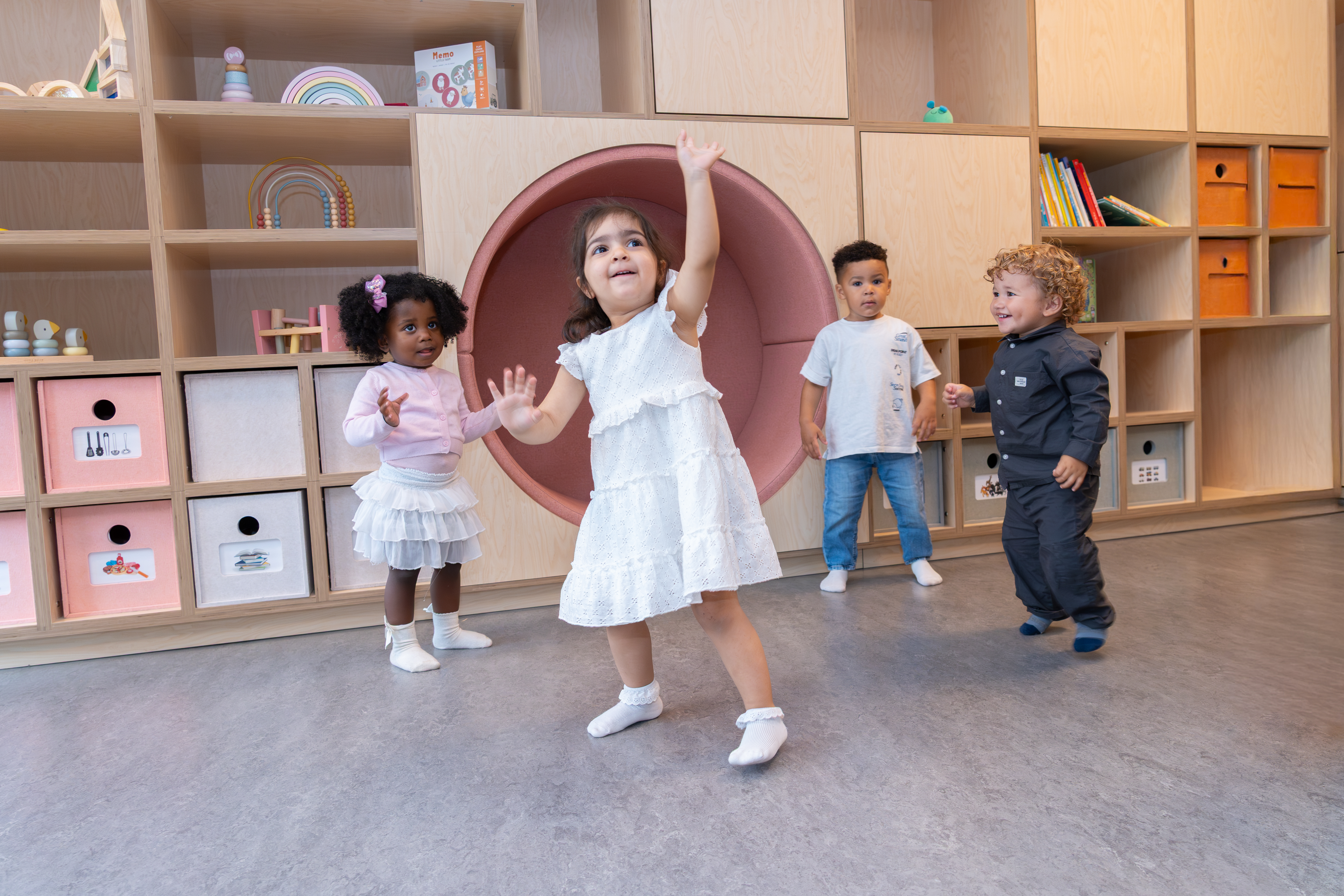 gro-up kinderen samen bewegen op het kinderdagverblijf