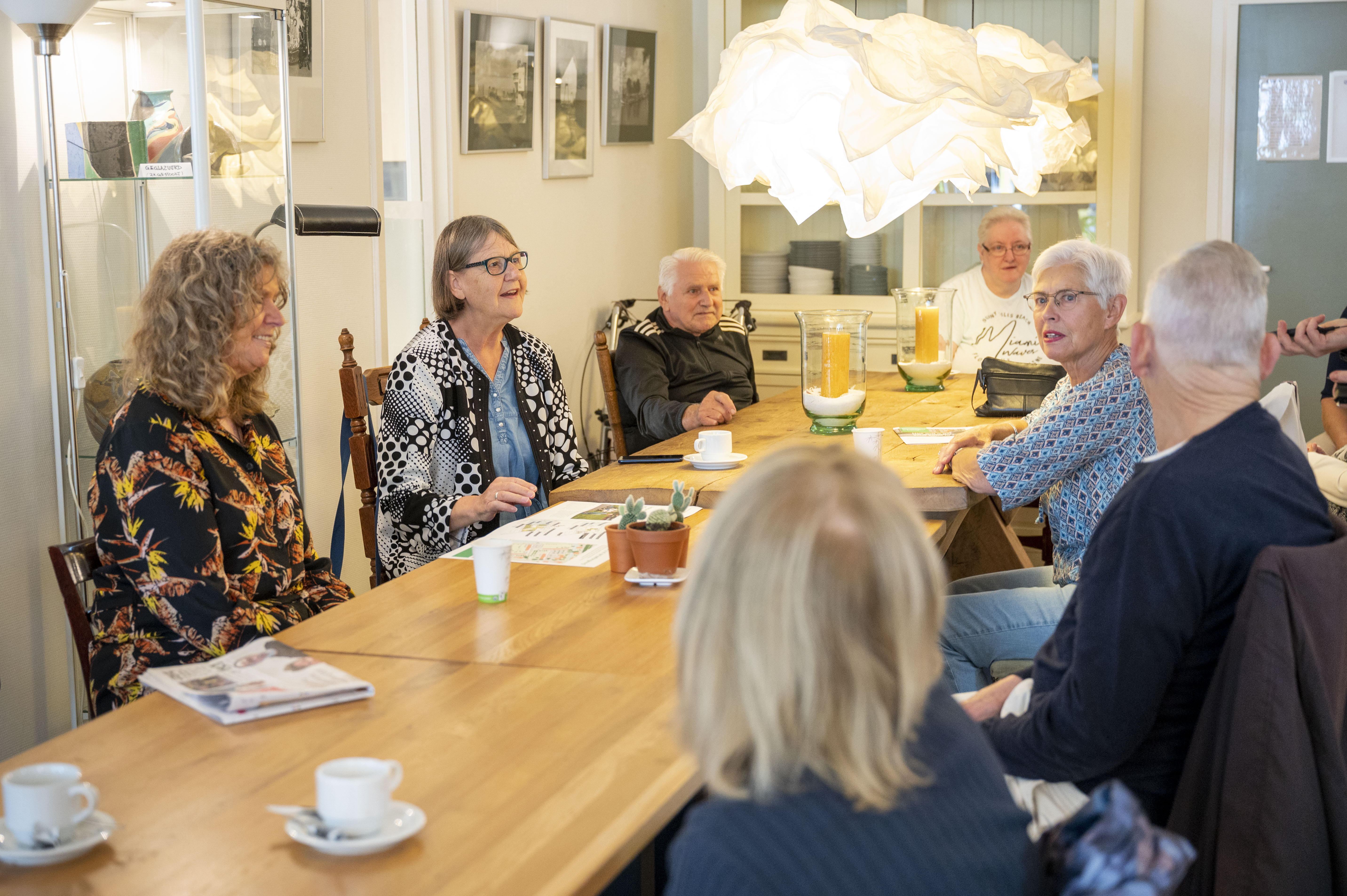 Een gezellig samenzijn van senioren in Huis van de Wijk Orient van gro-up buurtwerk