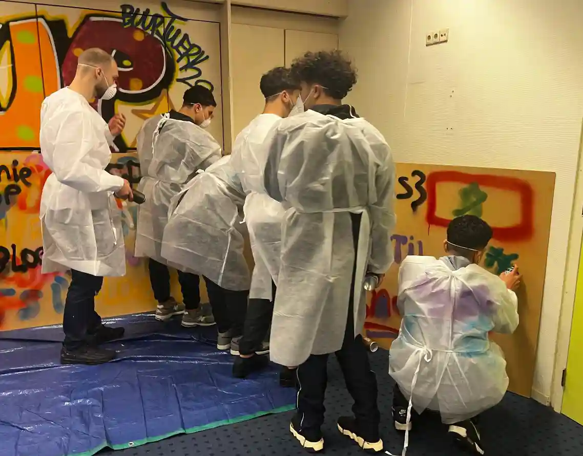 Jongeren uit Gouda volgen een graffitiworkshop 