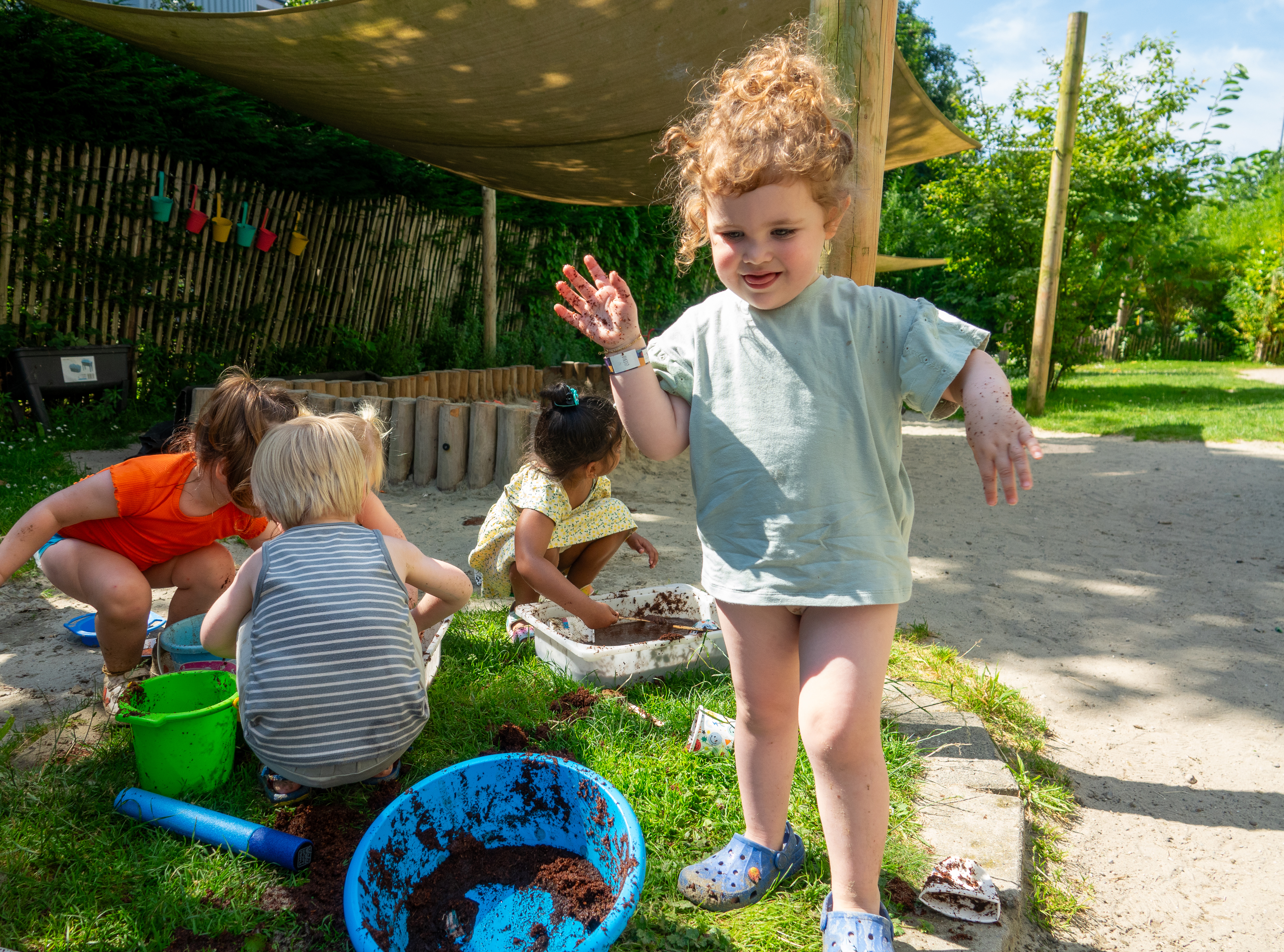 gro-up kinderen Lola vind de modder lekker vies