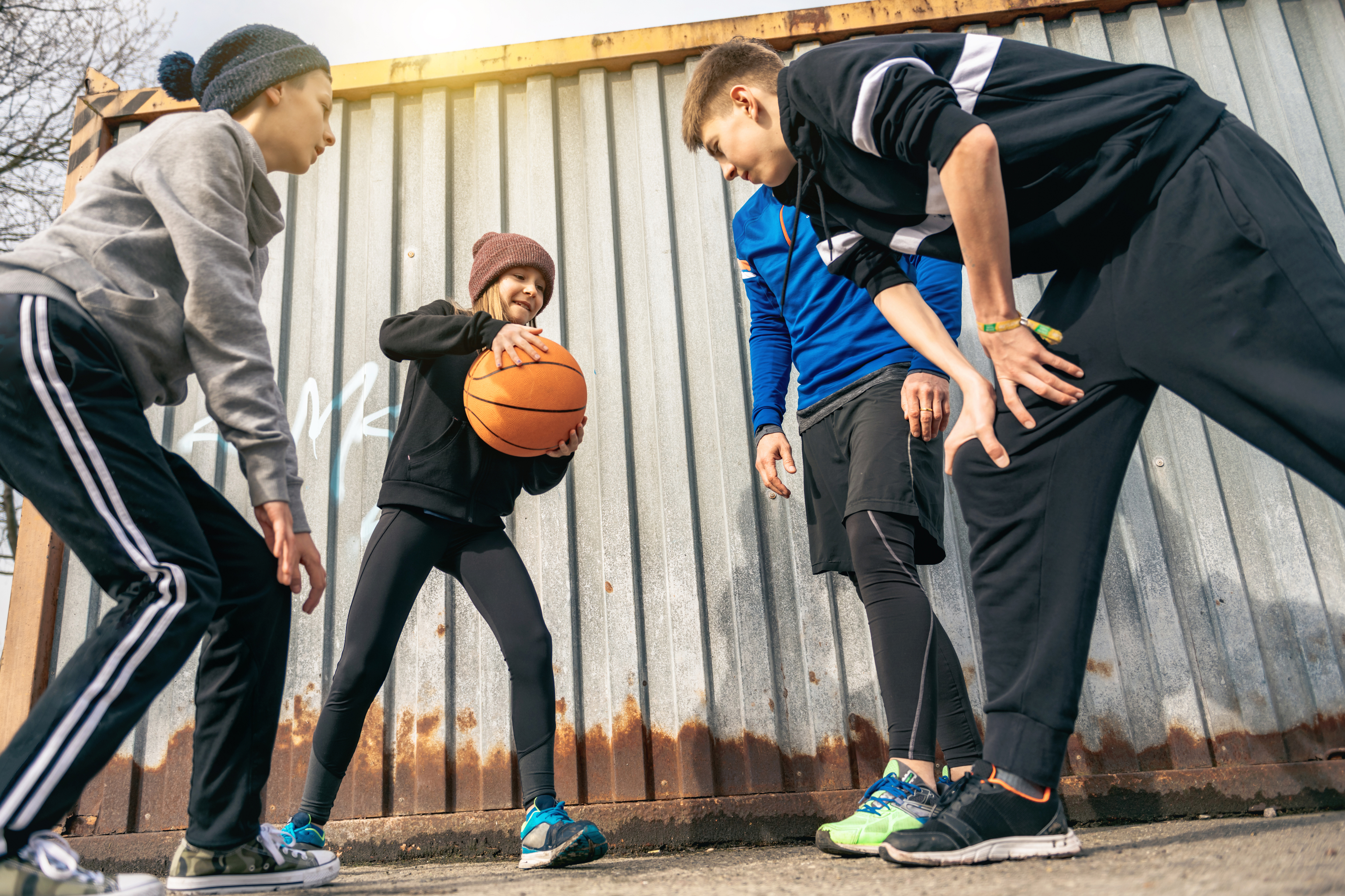 Jongeren basketballen met gro-up buurtwerk vlakbij Huis van de Wijk Teldersweg
