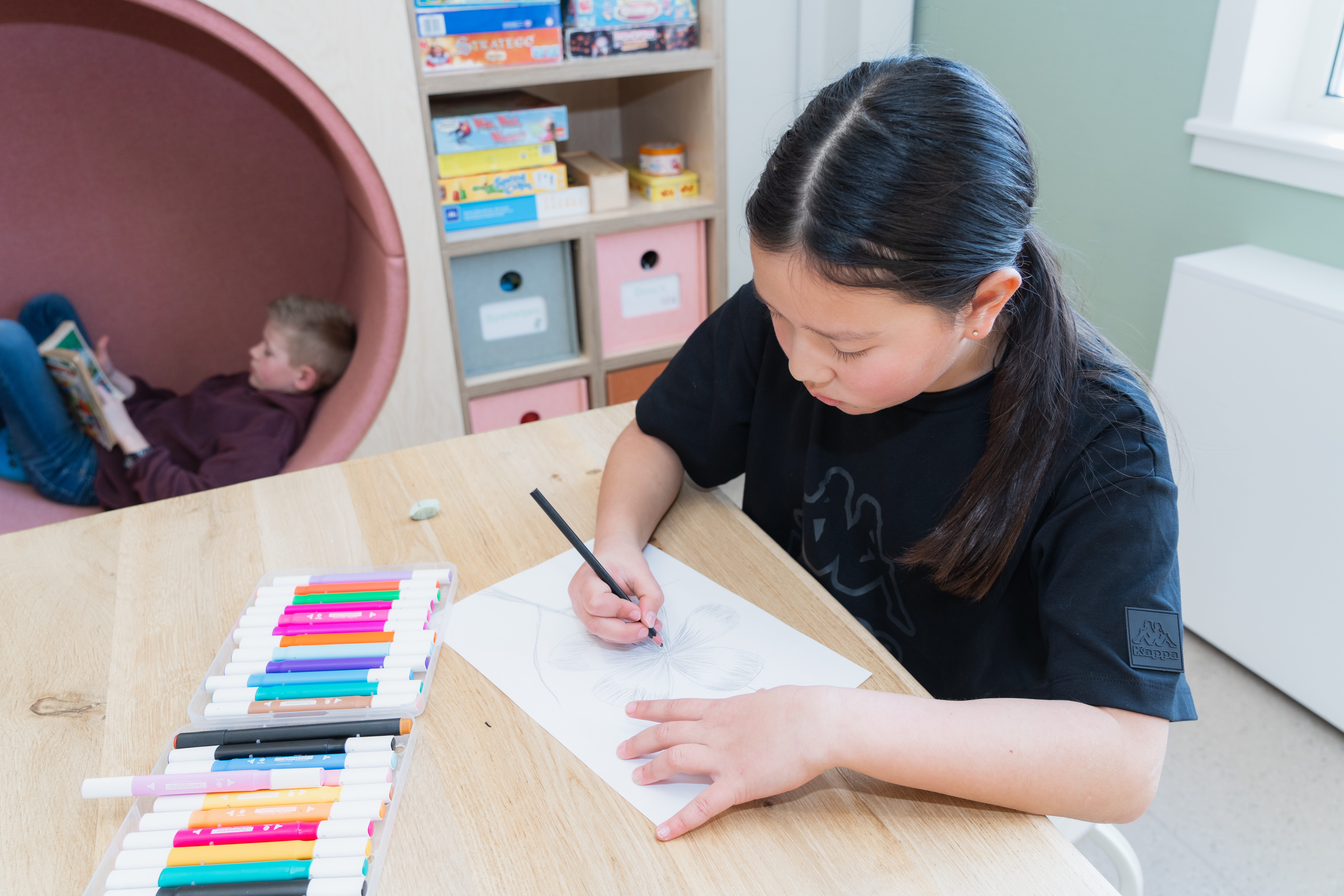 Meisje tekent een bloem op de BSO