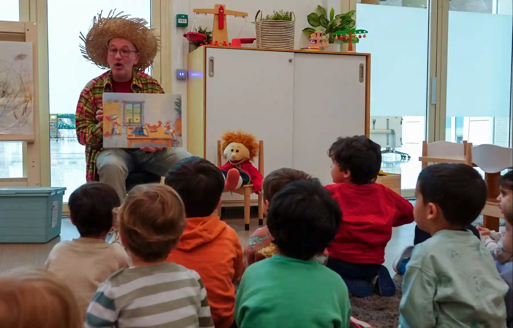 gro-up kinderen foto Boer Boris leest voor bij kinderdagverblijf Alice in Wonderland
