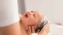 gro-up baby in bad gro-up baby wordt gewassen door een kraamverzorgende
