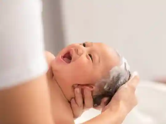 gro-up baby in bad gro-up baby wordt gewassen door een kraamverzorgende