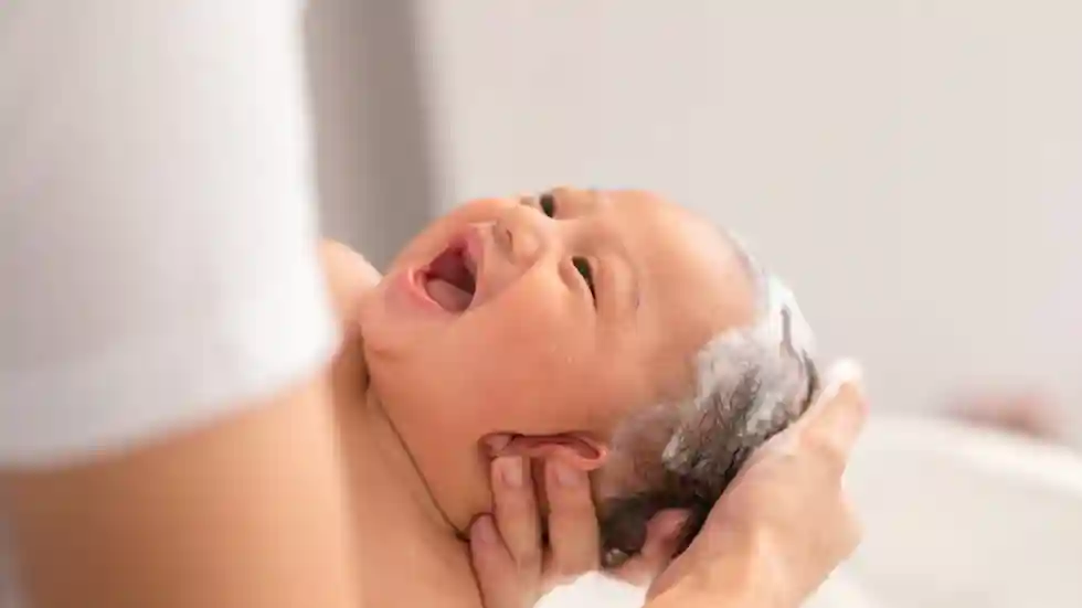 gro-up baby in bad gro-up baby wordt gewassen door een kraamverzorgende