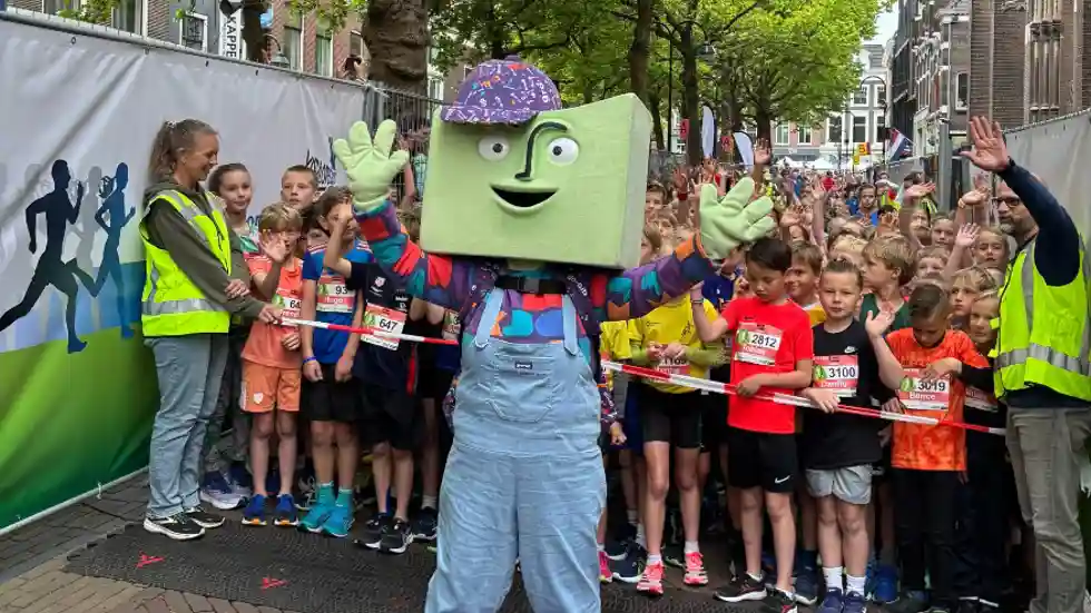 Golden Tenloop Delft kinderen en mascotte grup bij de start van de kinderloop van de Golden Tenloop Delft