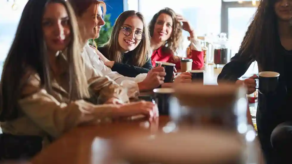 Buurtbakkie Dames drinken een kopje koffie tijdens Buurtbakkie van gro-up buurtwerk in Zoetermeer