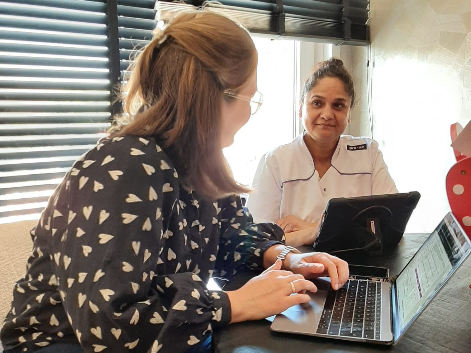 Kraamverzorgende Sharida neemt samen met de verloskundige de controles door