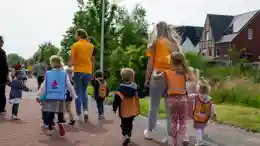 gro-up kinderen tijdens de peutervierdaagse: alle peuters aan de wandel gro-up kinderen tijdens de peutervierdaagse: alle peuters aan de wandel