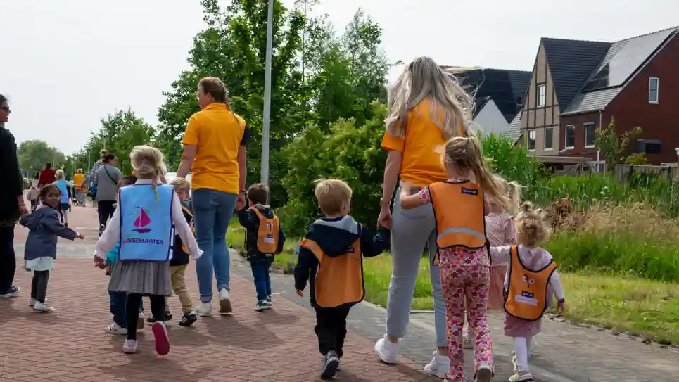 gro-up kinderen tijdens de peutervierdaagse: alle peuters aan de wandel gro-up kinderen tijdens de peutervierdaagse: alle peuters aan de wandel