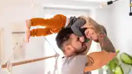 gro-up volwassene vader tilt peuter op gro-up volwassene vader tilt peuter op