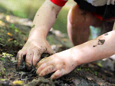 gro-up ModderDag peuter met handen in de modder