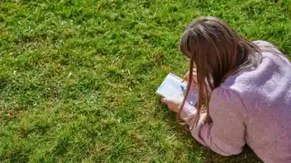 gro-up jeugd schrijven in het gras
