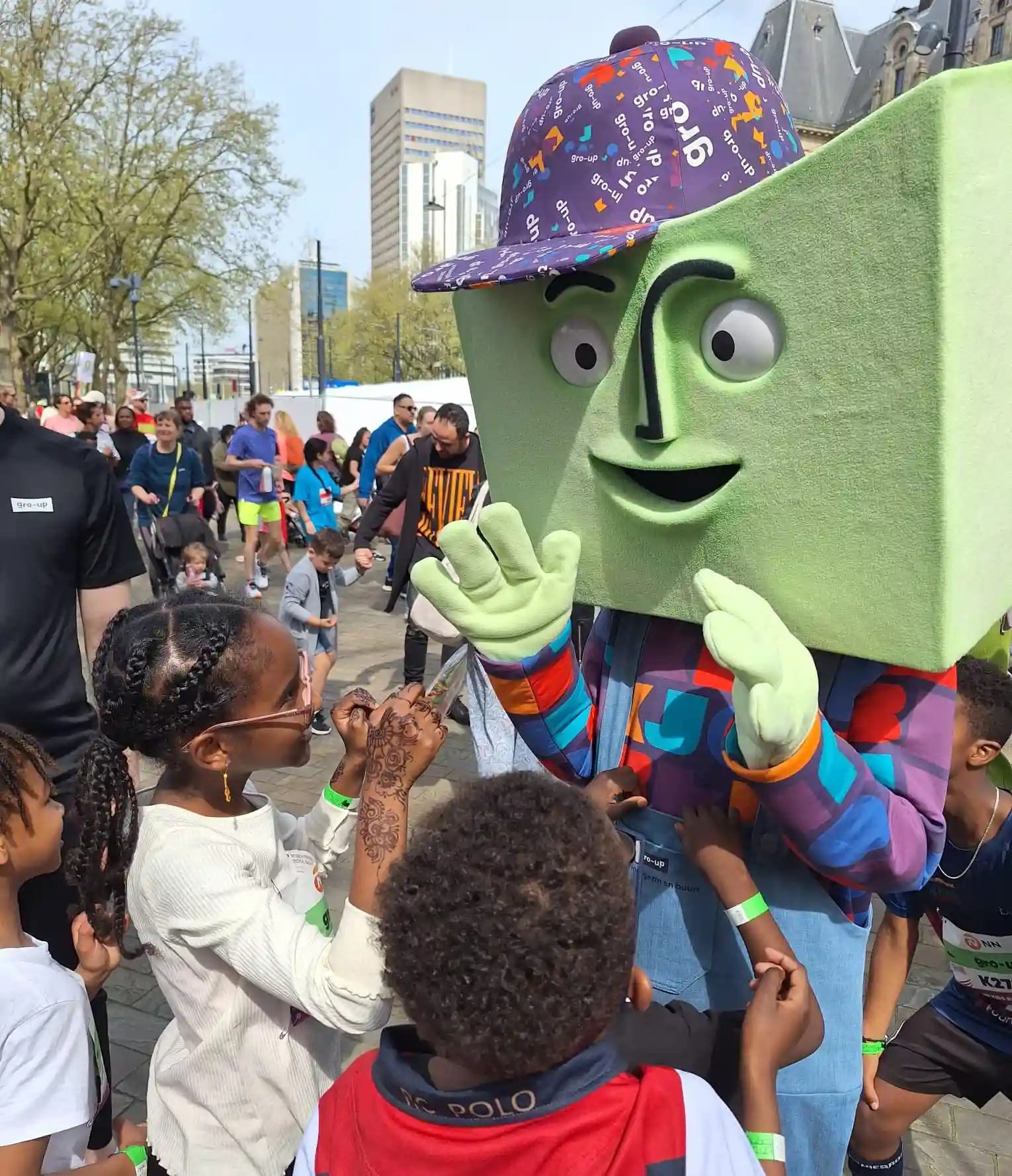 gro-up mascotte grup tijdens de NN Marathon Rotterdam