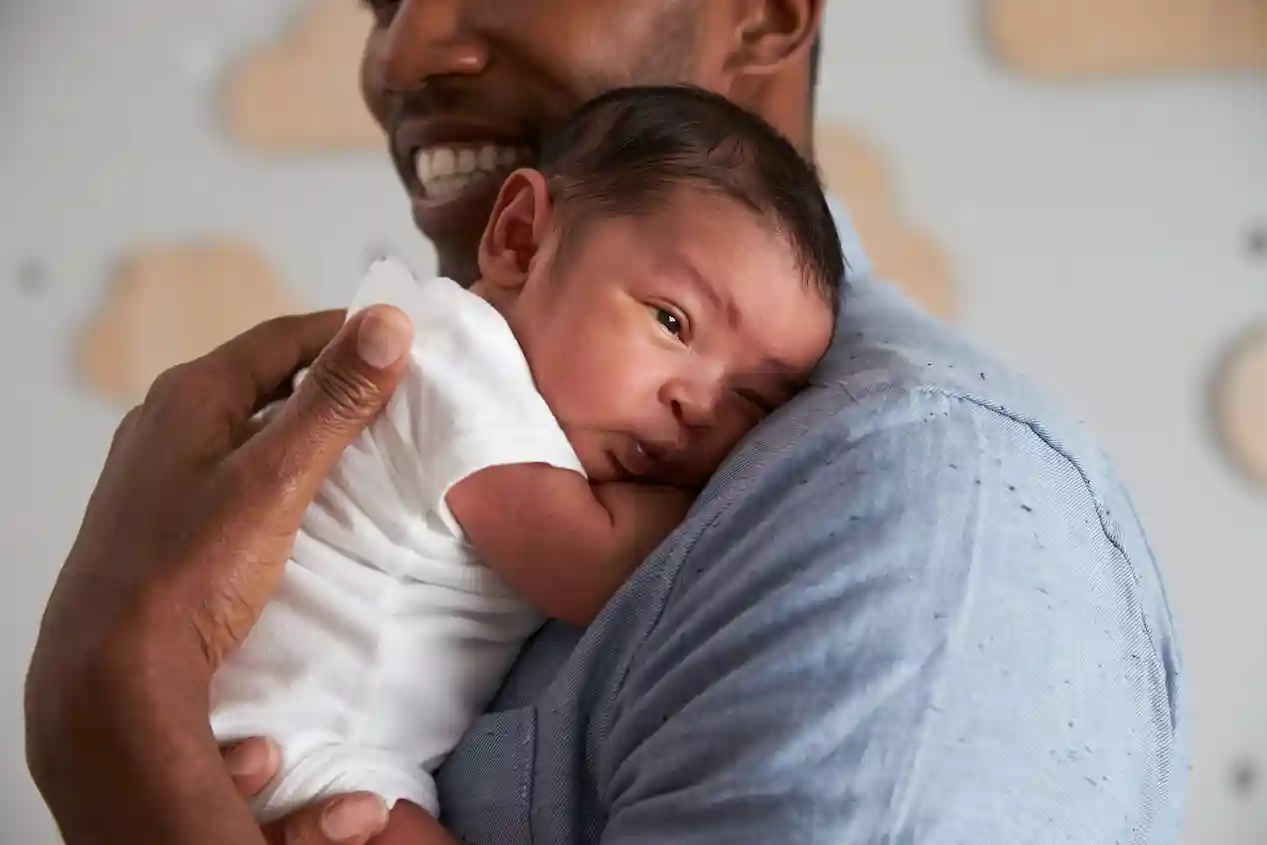 gro-up baby tegen man aan gro-up baby krijgt genegenheid van een man