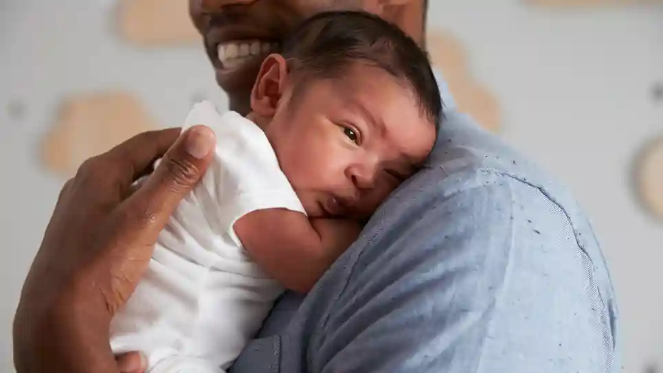 gro-up baby tegen man aan gro-up baby krijgt genegenheid van een man