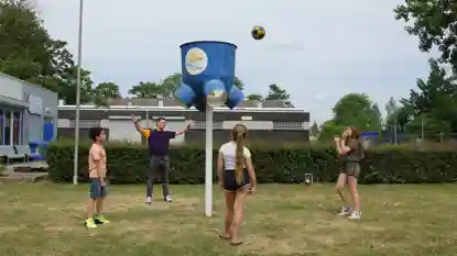 gro-up kinderen gooien met een bal op de KIDSclub