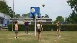 kinderen gooien met een bal op de KIDSclub Ouderdilemma Mijn Kind Vindt De BSO Niet Meer Leuk