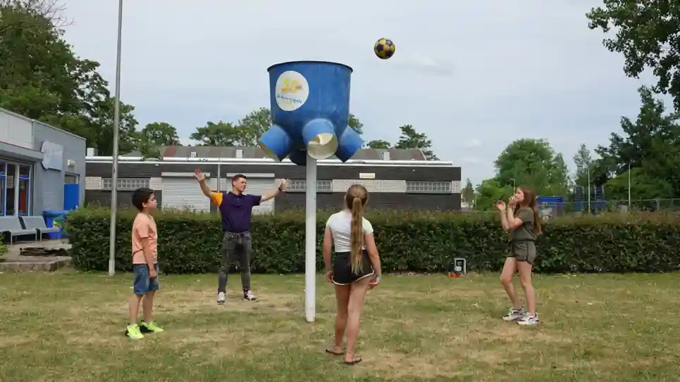kinderen gooien met een bal op de KIDSclub Ouderdilemma Mijn Kind Vindt De BSO Niet Meer Leuk