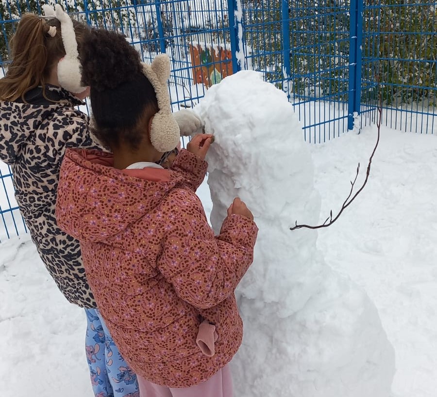 gro-up nieuws Sneeuwpoppen maken met BSO Klimmers en Klauteraars