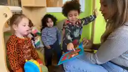 gro-up kinderen worden voorgelezen Kwetternest gro-up kinderen worden voorgelezen op peuteropvang Kwetternest