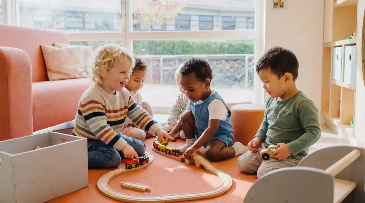 Een groepje kinderen speelt met een houtentrein bij een gro-up kinderdagverblijf in Rotterdam Nesselande