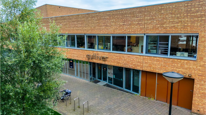 Een blik op de voorkant van gespecialiseerde kinderopvang Gulliver in Wateringse Veld van gro-up