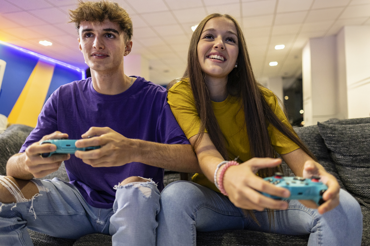 Jongeren gamen samen in de Jongerenhub Nesselande