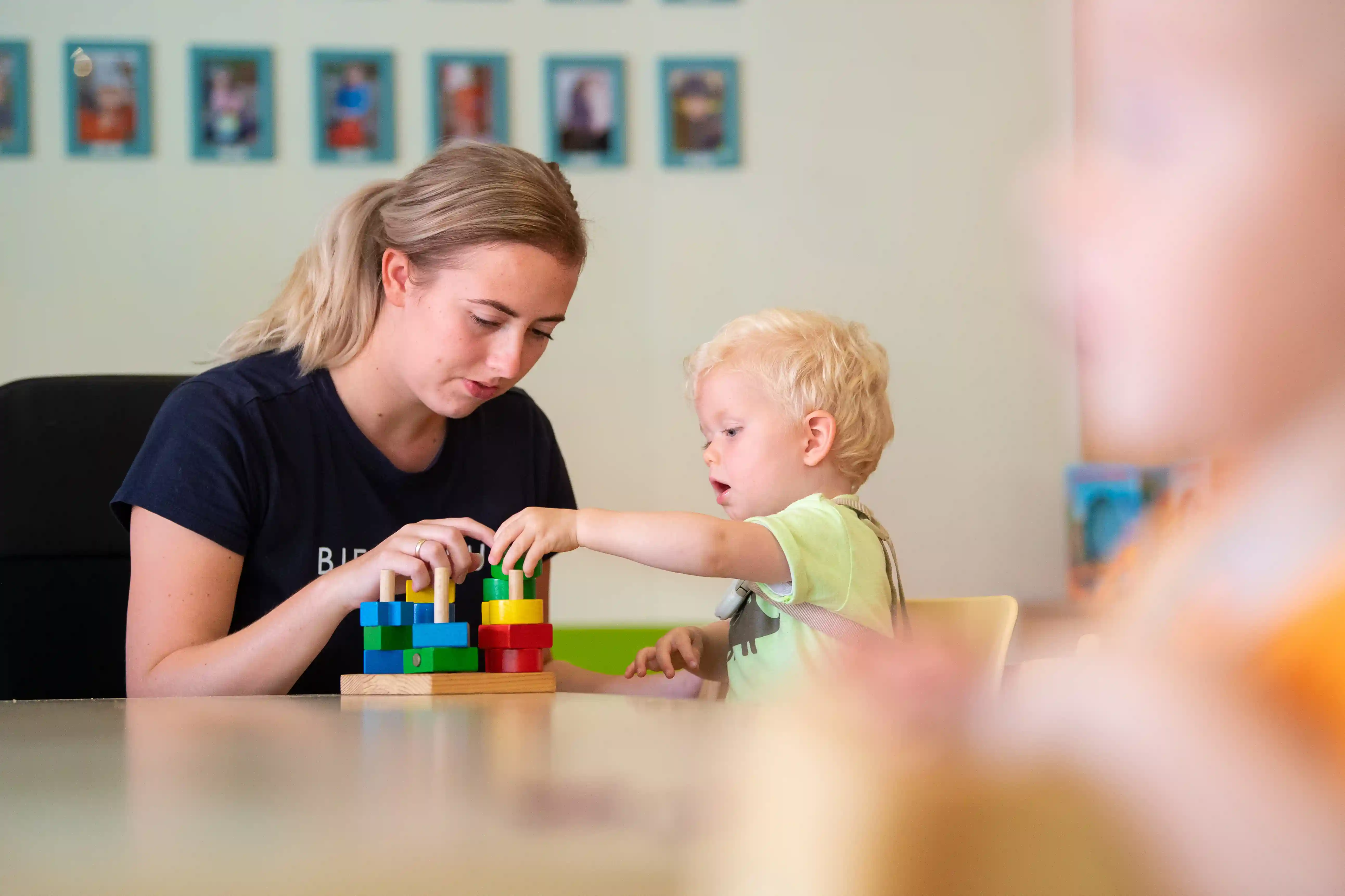gro-up kind peuter speelt met blokken met pedagogisch medewerker gro-up kind peuter speelt met blokken met pedagogisch medewerker