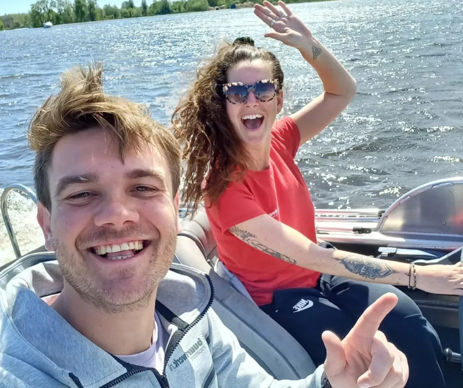 Lizanne en Jeroen, jongerenwerkers va gro-up in Aalsmeer gaan 's zomers net als de jongeren het water op