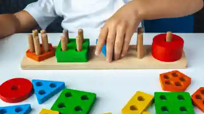 gro-up kind speelt met houtenspeelgoed