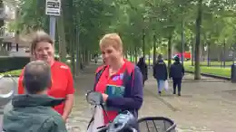 gro-up medewerkers delen superkrachtbuttons uit gro-up medewerkers delen superkrachtbuttons uit