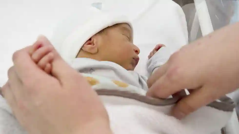 Kom naar de participatieavonden Kraamzorg Baby wordt verzorgd door kraamverzorgende