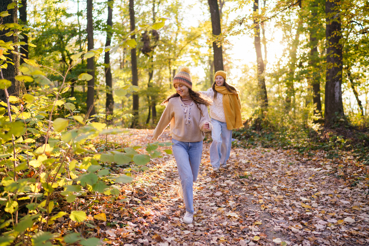 Meisjes wandelen op de BSO KIDSclub