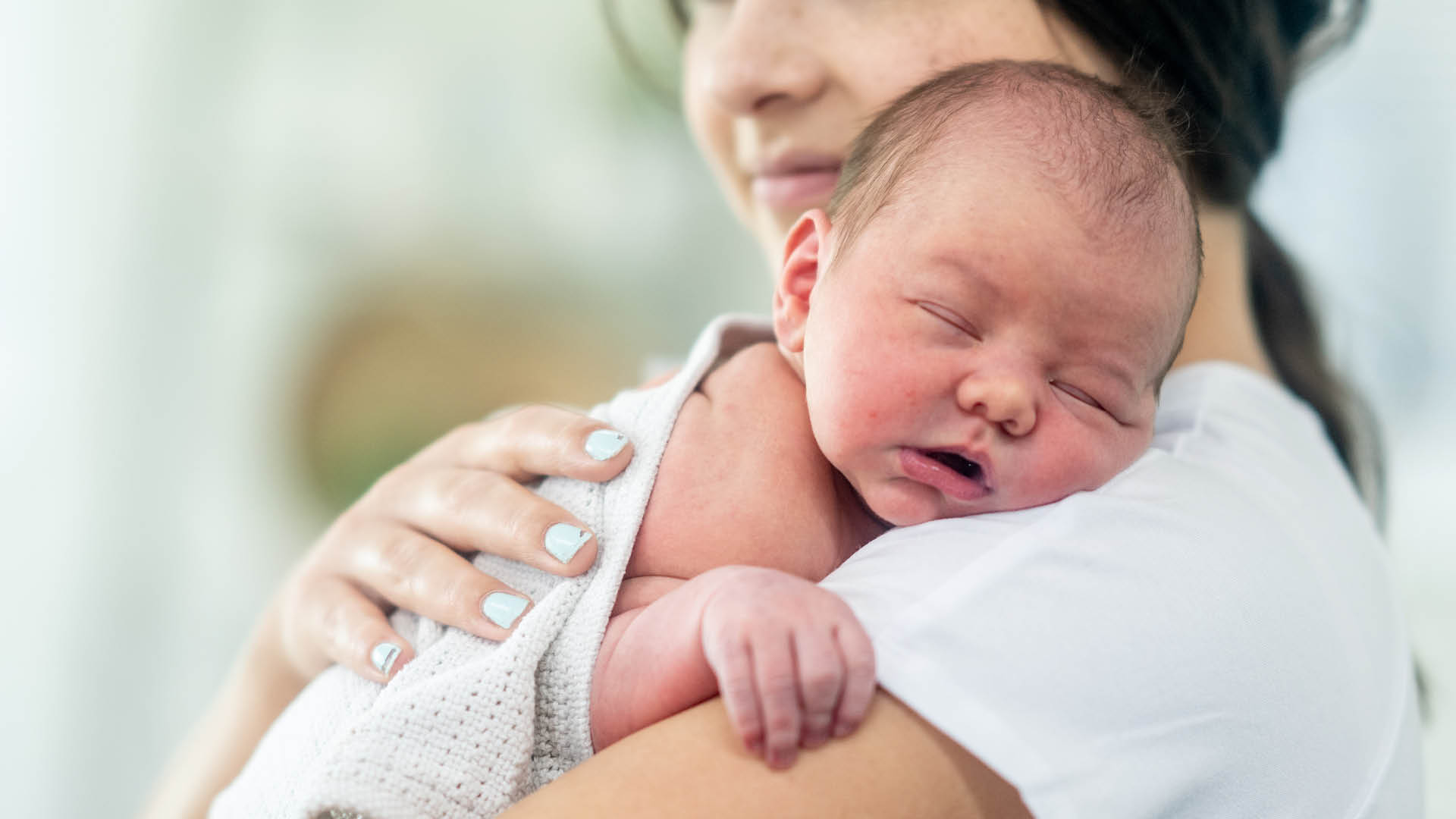 Baby op schouder van een kraamverzorgende in Geboortecentrum Sophia