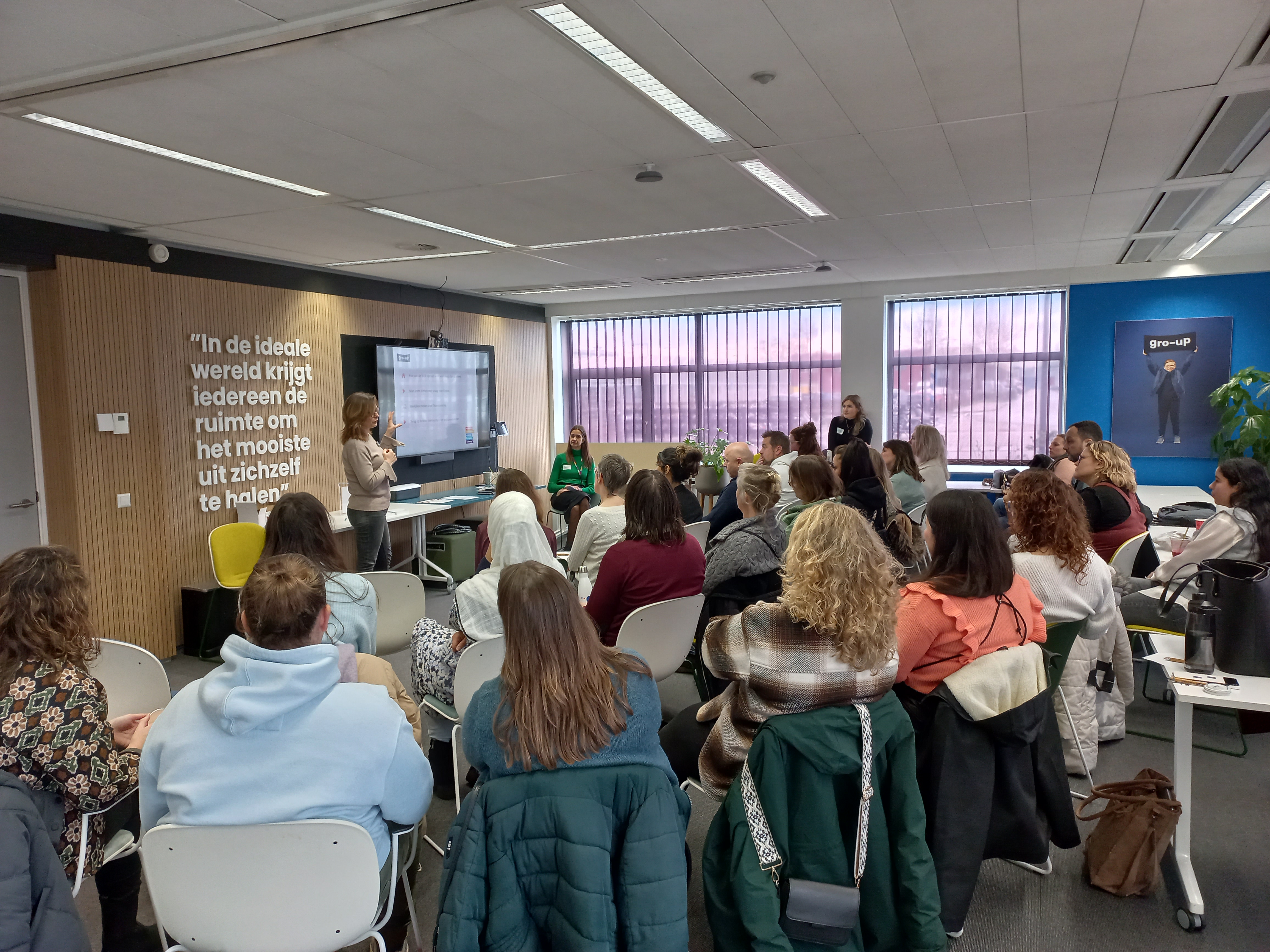 Een volle zaal bij een introductiebijeenkomst van gro-up