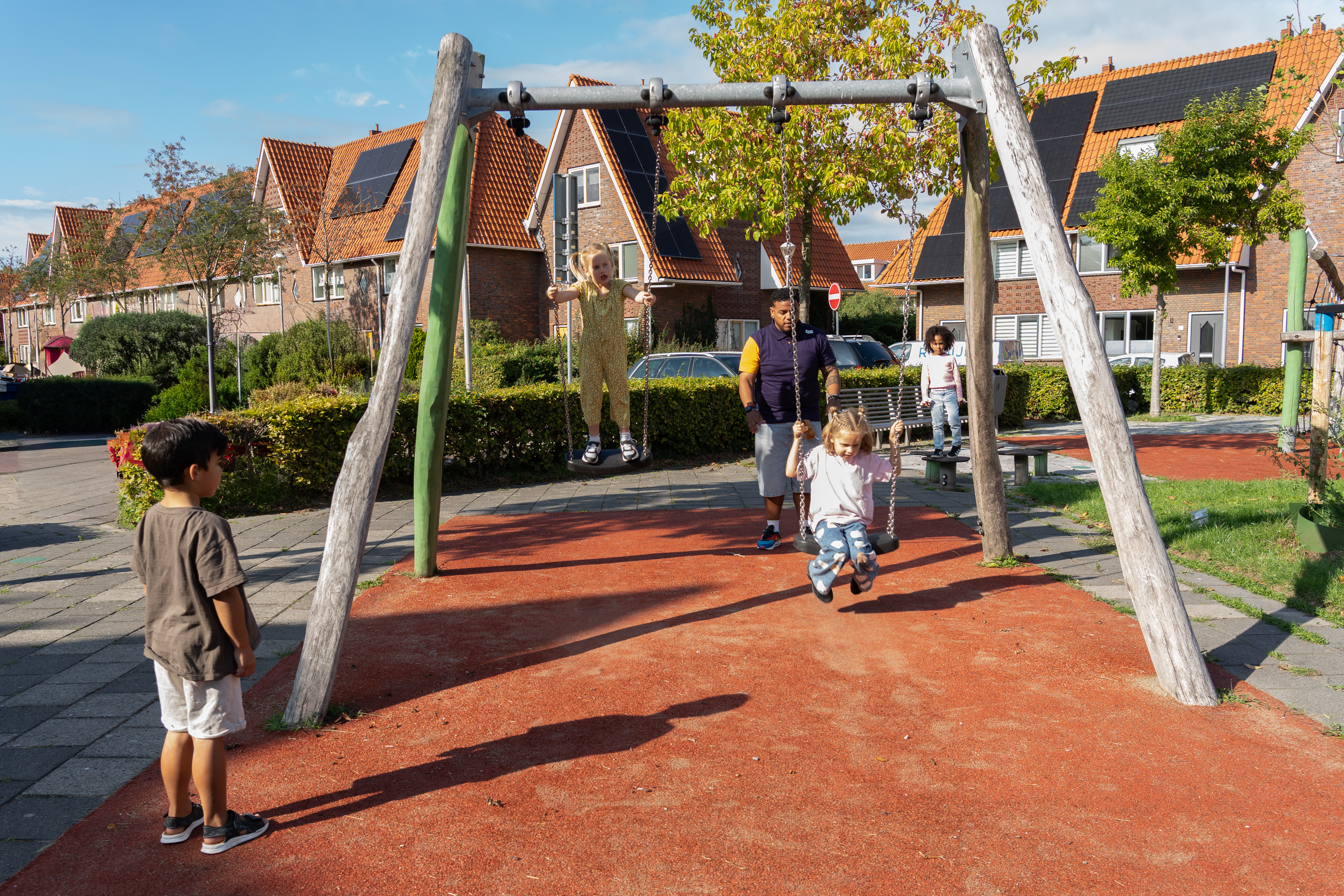 Jongens graven in de zandbak van BSO De Boomhut van gro-up