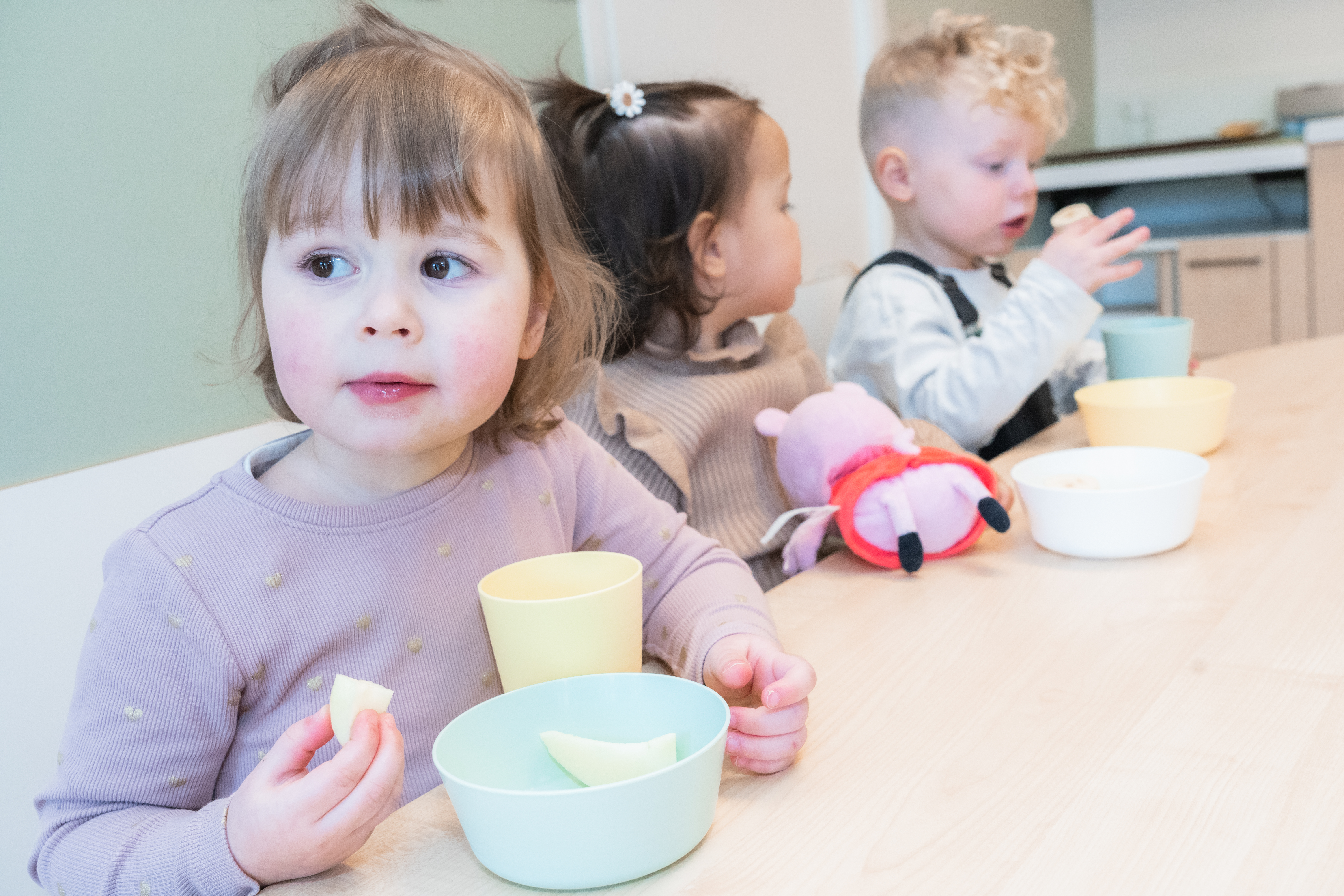 Peuters eten een fruithapje bij  kinderdagverblijf Het Kwartelnest van gro-up in Zevenhuizen